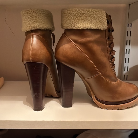 High heeled lace up boots - Picture 3 of 4